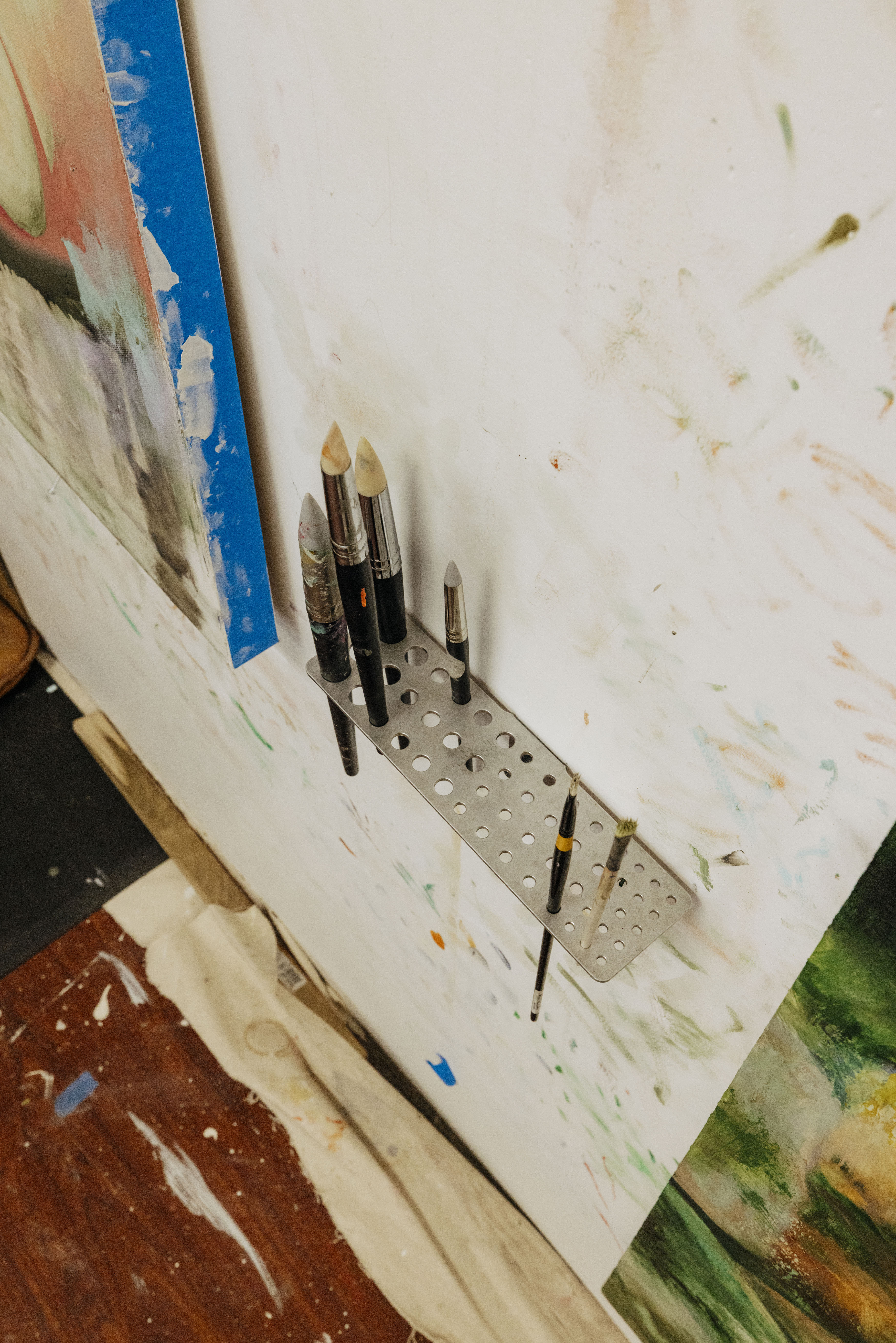 WALL-MOUNTED PAINTBRUSH HOLDER– LARGE