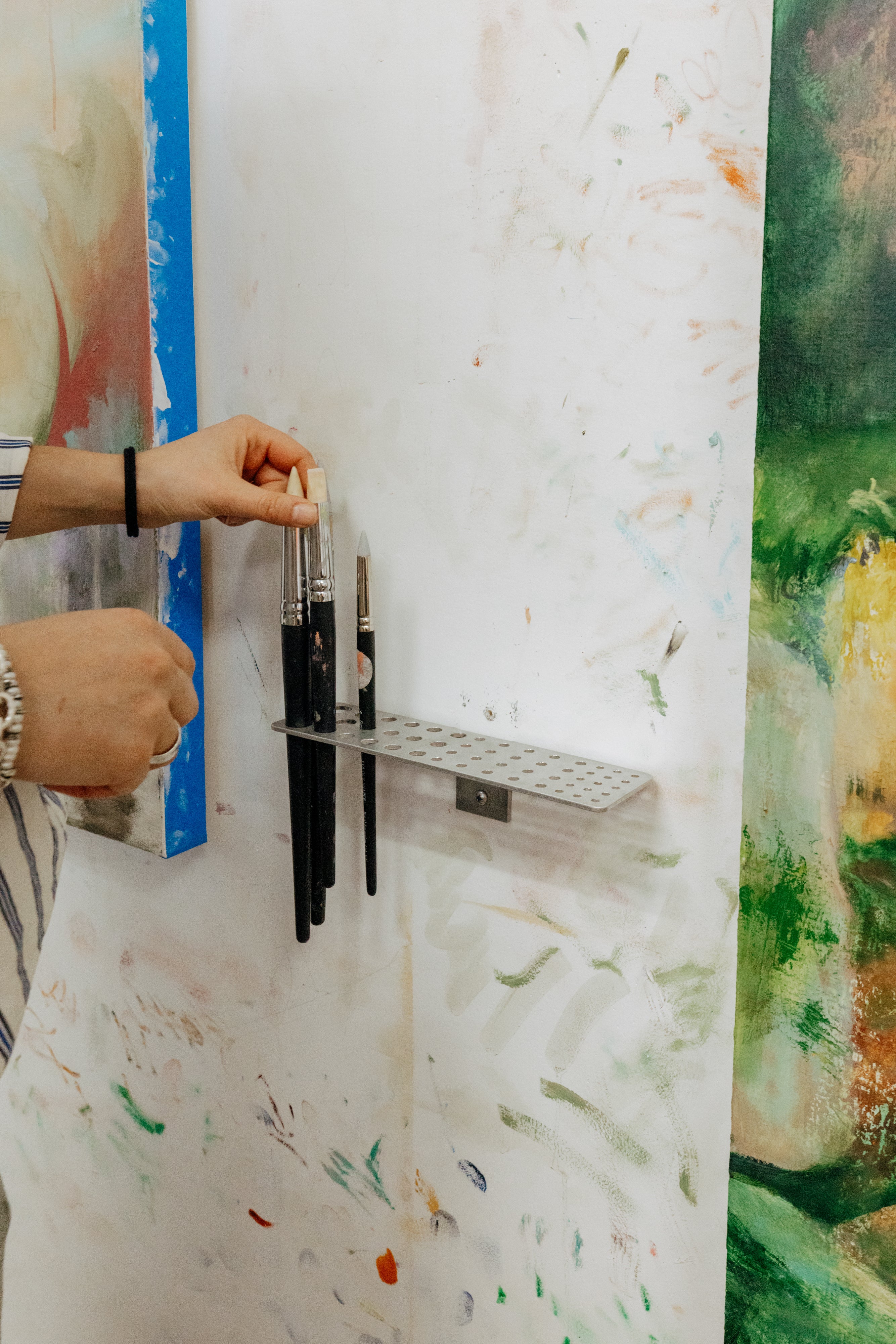 WALL-MOUNTED PAINTBRUSH HOLDER– SMALL